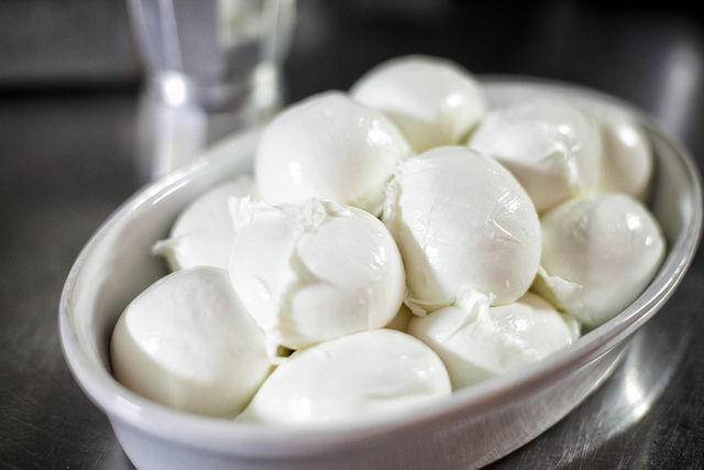 Mozzarella di bufala adulterata e nociva per la salute, quattro arresti a Caserta