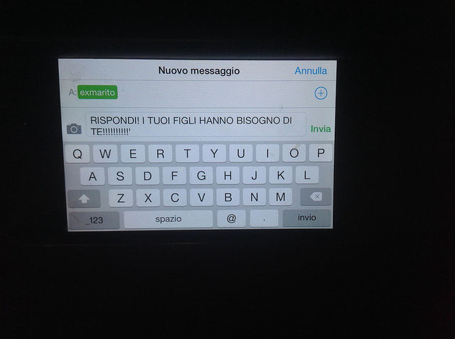 Sms petulanti: niente reato di molestie per la ex se il coniuge separato si sottrae agli obblighi verso i figli