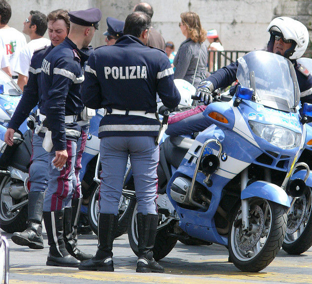 Agente di Polizia reagisce a tentativo di rapina, spara e ferisce un 24enne